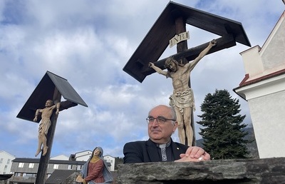 Diözedanbischof Wilhelm Krautwaschl am Karfreitag 2026 am Kreuzweg in St. Radegund.
