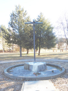 Kreuz der Hoffnung im Gemeindefriedhof