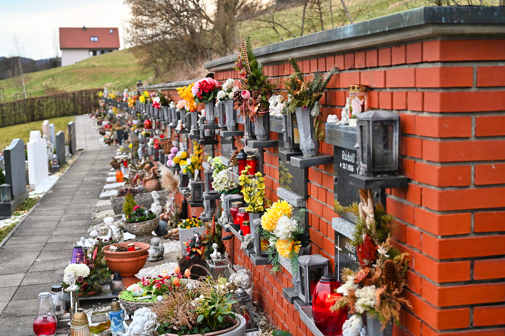 Urnenmauer / Robert Glück